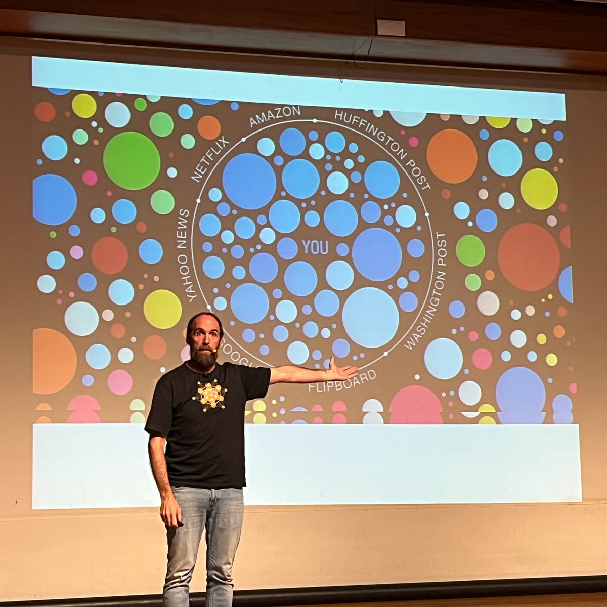 ch4rleston's tweet image. 🎓 Redes, burbujas y espejismos

Ayer asistí a una charla muy interesante del matemático español @edusadeci, invitado por @TeresaKrick y @WillyDuran65, sobre la influencia en redes sociales y cómo cuantificarla —un tema que justo venimos trabajando en el curso de Ciencia de Redes…