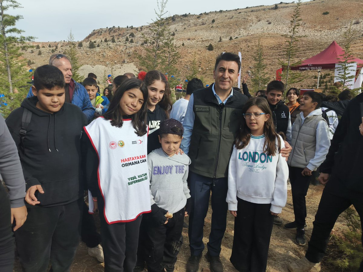 Valimiz Sayın Şefik Aygöl ve vatandaşlarımızın yoğun katılımıyla, doğaya nefes olacak fidanlarımızı toprakla buluşturduk. 11 Kasım Milli Ağaçlandırma Günü kapsamında, Tunceli Çiçekli - Hozat Yolu Çığırlı Köyü Mevkiinde fidan dikme etkinliği
<a href="/TunceliValiligi/">T.C.Tunceli Valiliği</a>
<a href="/Tunceli_MEM/">Tunceli İl Millî Eğitim Müdürlüğü</a>