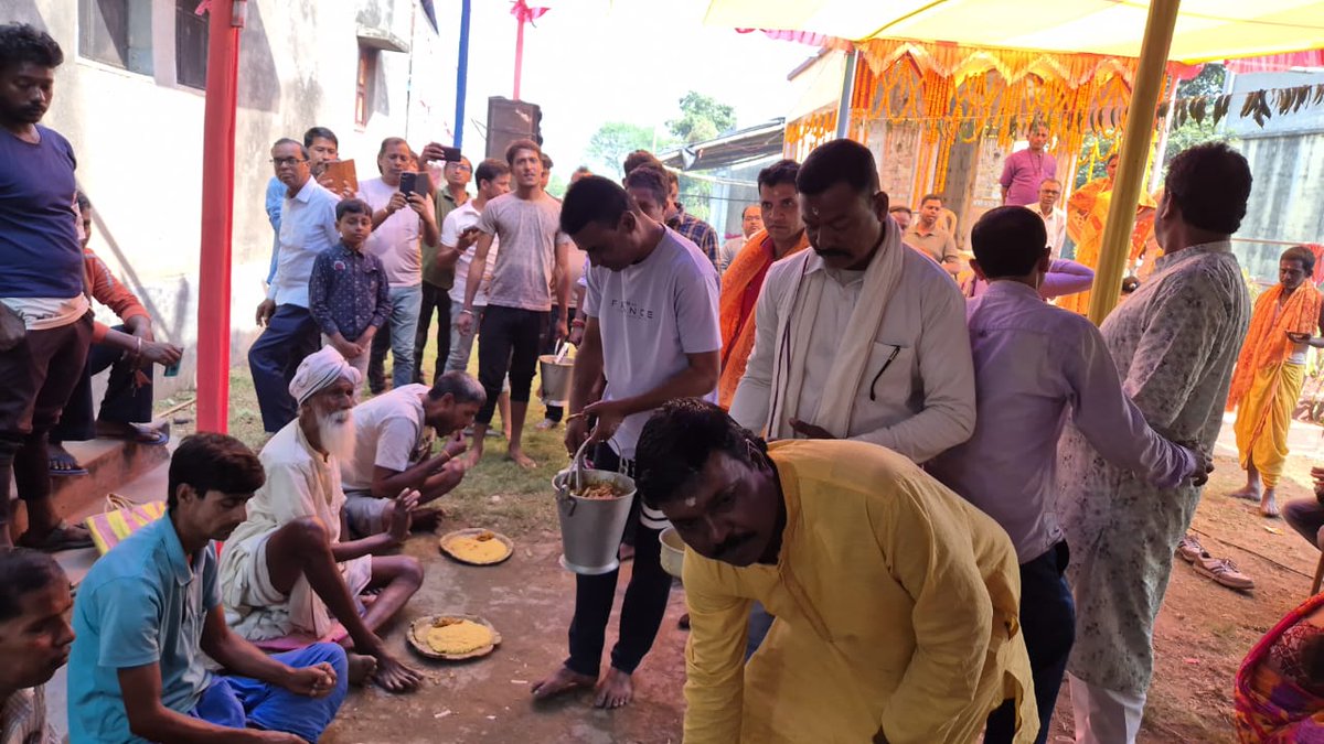 Rothin1973's tweet photo. আজ গঙ্গাজলঘাটী ব্লকের নিধিরামপুর গ্রাম্য ষোলোআনা কমিটির ব্যবস্থাপণায় নরনারায়ণ সেবার বিশেষ মূহুর্তে উপস্থিত ছিলাম। 
স্থান - নিধিরামপুর, গঙ্গাজলঘাটী, বাঁকুড়া 
তারিখ -১১.১১.২০২৫ https://t.co/L5mDfWFIxv