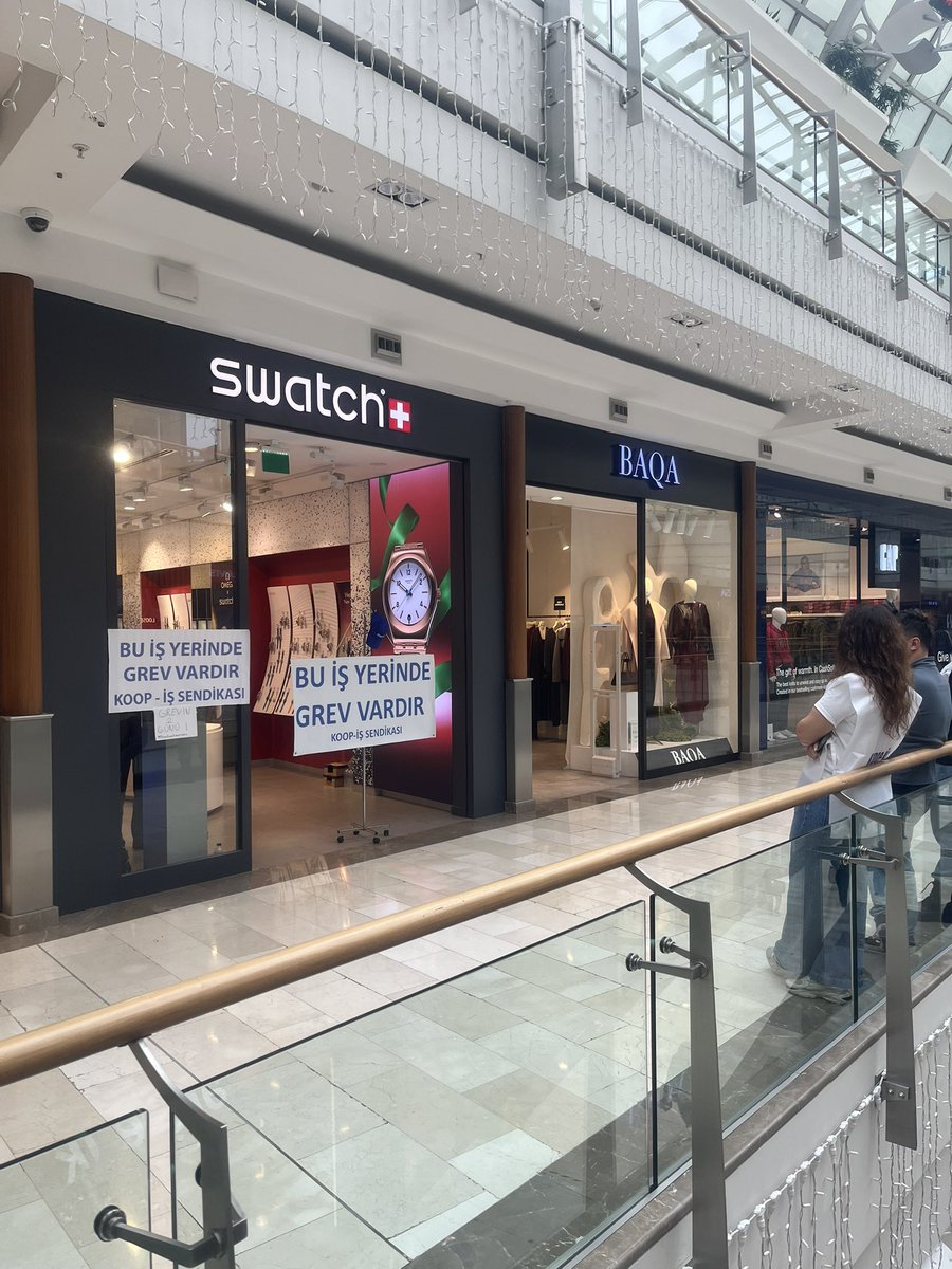 edastein's tweet image. Bugün İstinyepark’ta hakkını arayan çalışanlar gördüm destek verelim. 

Bu zamanda işsiz kalmayı göze alarak eylem yapmak kolay şey değil. #direnedirenekazanacağız #swatch #saat