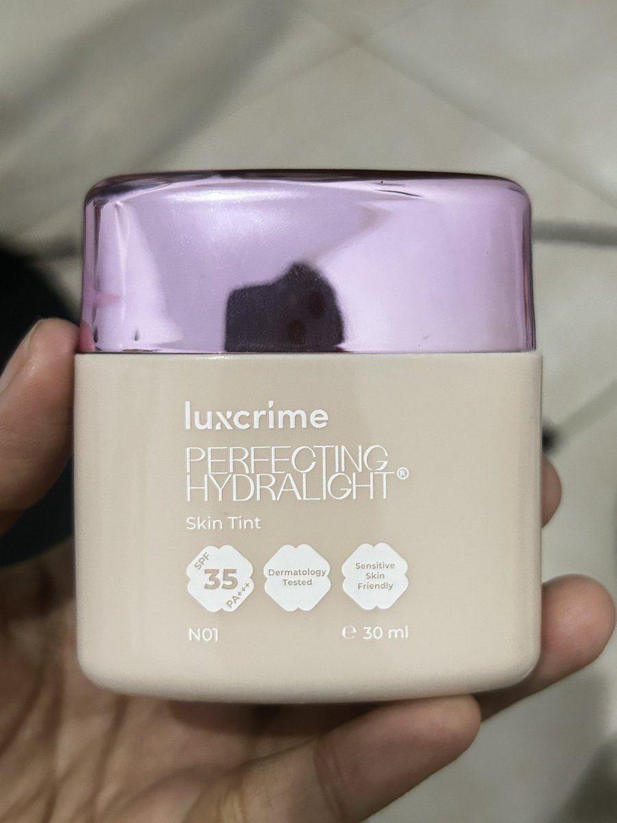 xeeesooxeee's tweet photo. wts skintint luxcrime perfecting hydralight shade N01, isi masih 90% ya karena udah jarang dipake. beli di toko official luxcrime di shopee bulan april lalu, 70k nett dikirim dari bogor no shopee.

payment BCA dan Shopeepay aja.
#zonauangᅠ  #zonajajan #zonaBU #zonatest https://t.co/6SJMrRsUhW