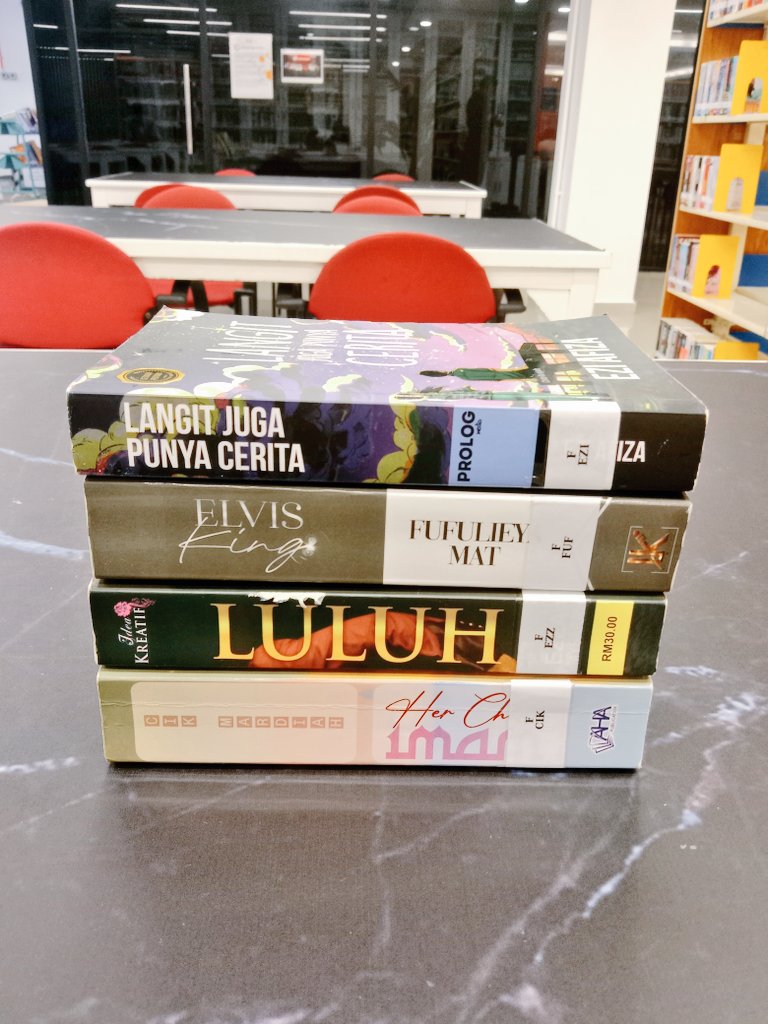 eyashares's tweet image. Pinjam buku dekat library 📚 

Just finished reading langit juga punya cerita. 4.5/5 ⭐
@prologmed 

My next read : 3 more books.

And currently polyreading : A thousand splendid suns.

I love it 💞