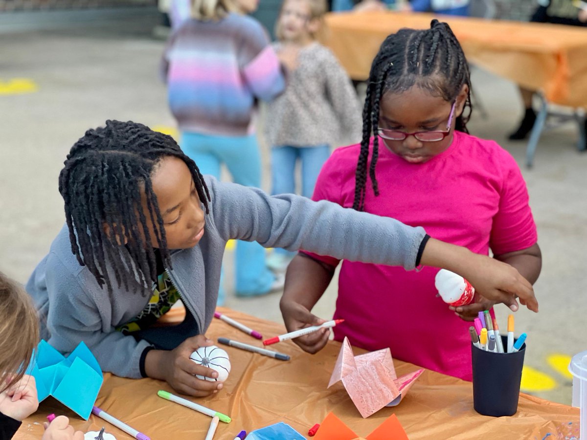 Good morning!

Please use the link below to broadcast The Noble Morning Show:

youtu.be/NlN3GiNWzaU?fe…
#CHUHSchools #CHUHNoble