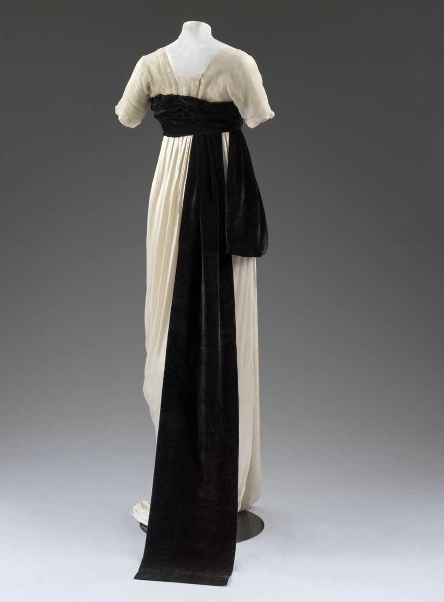 kateStrasdin's tweet photo. The cleverest designs are often those that look most effortless. This 1913 gown by Lucile and worn by Heather Firbank appears to be a twist of ivory silk caught in folds by a high sash of black velvet. Of course the reality is so much more complex @V_and_A #fashionhistory https://t.co/MjiyKy9AmN