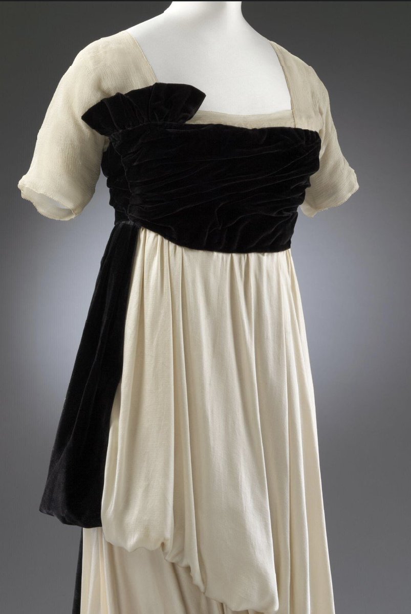 kateStrasdin's tweet photo. The cleverest designs are often those that look most effortless. This 1913 gown by Lucile and worn by Heather Firbank appears to be a twist of ivory silk caught in folds by a high sash of black velvet. Of course the reality is so much more complex @V_and_A #fashionhistory https://t.co/MjiyKy9AmN
