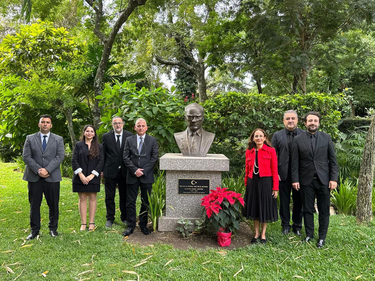 “Alla Turca Ornamenti” Grubu Guatemala Dışişleri Bakanlığı’ndaki Atatürk Büstü önünde.
🇹🇷🤝🇬🇹