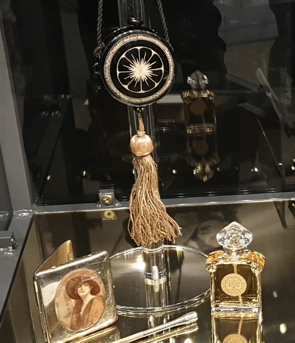 From function to fashion, handbags tell a story.👜This minaudière dancing purse—with mirrored interior, powder holder &amp; original silk-and-lamb’s-wool puff—is a miniature masterpiece of elegance. 

Explore our "Carry Me – 100 Years of Handbags" collection: pan-art-connections.com/collection/car…