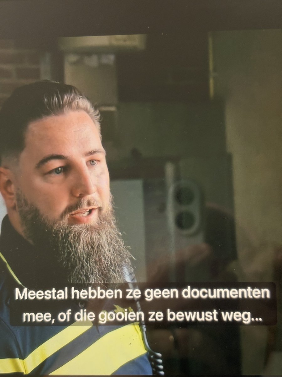Onbegrijpelijk. Geen documenten is geen asielaanvraag, minimale onderdak en zsm terug naar een willekeurig Afrikaans land, ga daar maar stennis schoppen

Geef Oeganda 1500 pp dat kosten dit soort lui hier ook per dag 

Zo moeilijk is het niet 

#BureauUtrecht