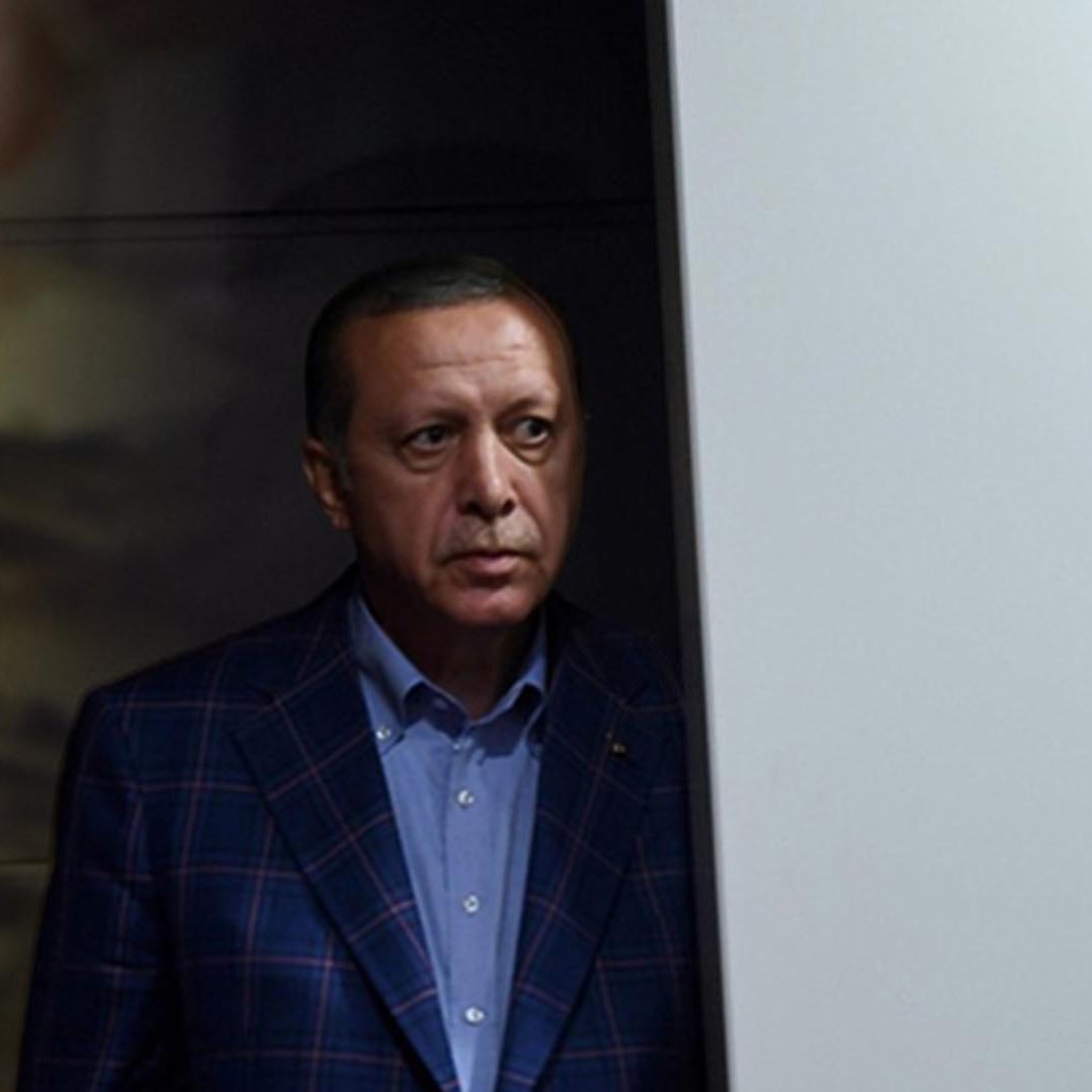 solcugazete60's tweet photo. İddianamenin girişinde Erdoğan'ın İBB soruşturmasına ilişkin "ahtapot kolları gibi" ifadesi yer aldı. 

İmamoğlu, CHP'yi ele gerçirmek ve sonrasında gerçekleştirilecek olan Cumhurbaşkanlığı seçimlerinde aday gösterilmesi için fon oluşturmakla suçlandı. https://t.co/VatVGn1KFn
