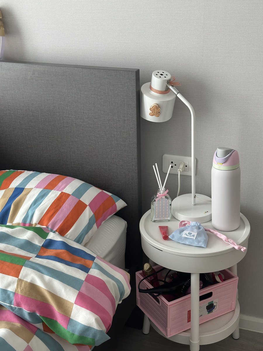 jomjamseyo's tweet image. home sweet home 🏠♥️🐛🧽🧢🌈