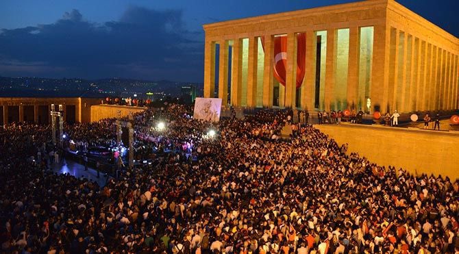 MansurYavasTR's tweet photo. Başkent Ankara’da bir ziyaret rekoru daha.! 

10 Kasım 2025 tarihinde 1 Milyon 219 Bin kişi, Anıtkabir’de Ata’mızı ziyaret ederek bir rekora daha imza attı. Bu sayı tarihteki en yüksek ziyaretçi sayısı olarak tarihe geçti. 

Yaşa Mustafa Kemal Paşa Yaşa 🇹🇷 https://t.co/mlXYbOVOwC
