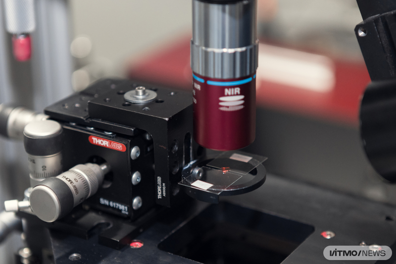 itmo_uni's tweet image. ITMO scientists have developed a record-thin device that decreases the wavelength of a laser beam by threefold!

The process, known as the third harmonic generation, is now more efficient and will be useful in further biological research.

Learn more: news.itmo.ru/en/science/pho…