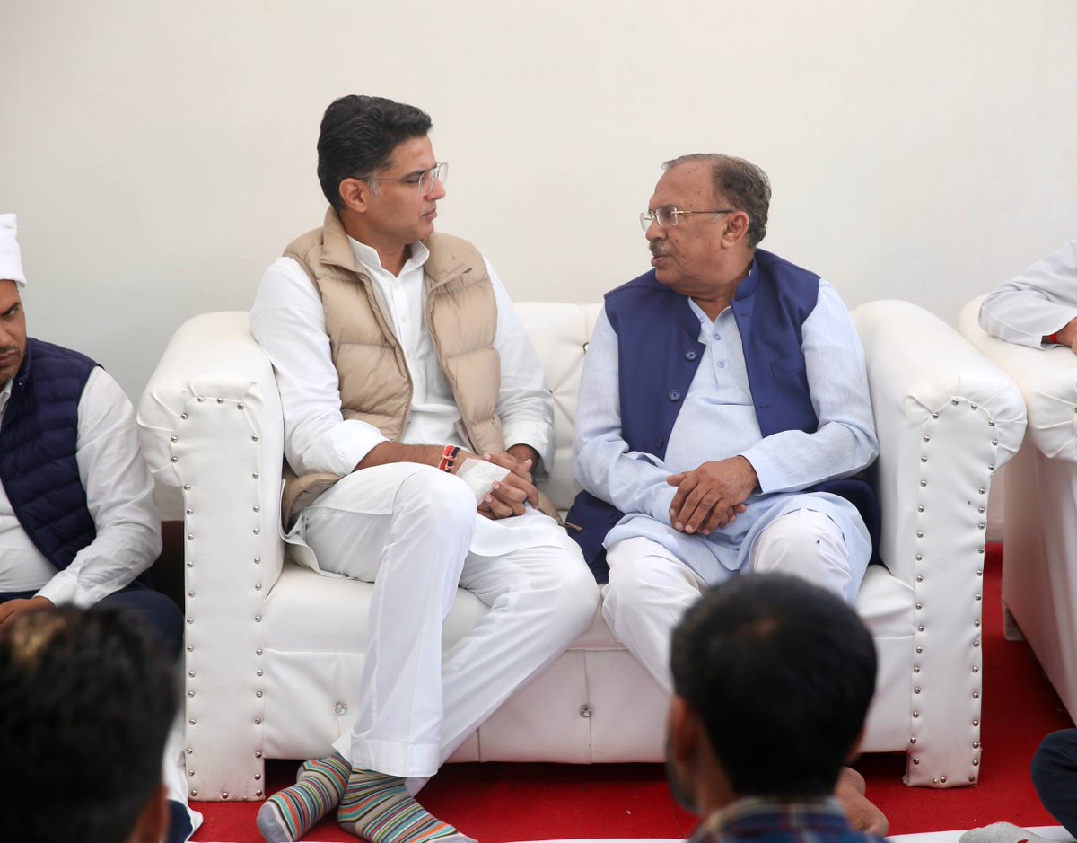 SachinPilot's tweet image. विधानसभा अध्यक्ष श्री वासुदेव देवनानी जी की धर्मपत्नी श्रीमती इंद्रा देवी जी का हाल ही में असामयिक निधन हुआ। आज देवनानी जी एवं शोक संतप्त परिजनों से मुलाकात करके उन्हें सांत्वना दी।

मैं ईश्वर से प्रार्थना करता हूँ कि दिवंगत आत्मा को श्रीचरणों में स्थान प्रदान करें।…