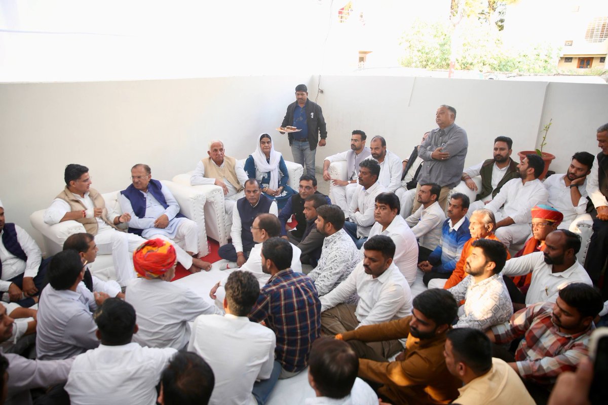 SachinPilot's tweet image. विधानसभा अध्यक्ष श्री वासुदेव देवनानी जी की धर्मपत्नी श्रीमती इंद्रा देवी जी का हाल ही में असामयिक निधन हुआ। आज देवनानी जी एवं शोक संतप्त परिजनों से मुलाकात करके उन्हें सांत्वना दी।

मैं ईश्वर से प्रार्थना करता हूँ कि दिवंगत आत्मा को श्रीचरणों में स्थान प्रदान करें।…