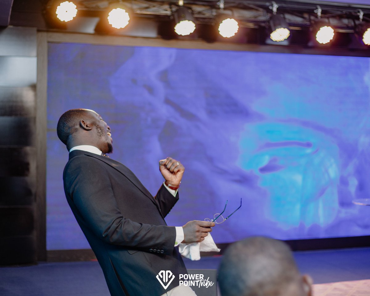 PowerpointTribe's tweet image. Ca you guess what P.Dams was screaming here?!🤔😏

Frame 1: ?
Frame 2: ?

Hint: 👁❤📚
#SoundDoctrine #Confession #MyTribe