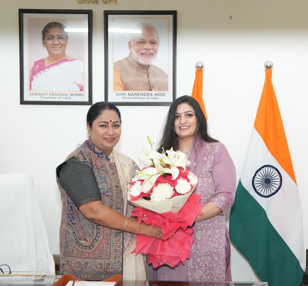AnjumMandal's tweet photo. आज आदरणीय मुख्यमंत्री श्रीमती @gupta_rekha जी से आत्मीय भेंट कर उनका स्नेह, आशीर्वाद और मार्गदर्शन प्राप्त किया। उनके सशक्त नेतृत्व से जनसेवा और सुशासन के प्रति मेरा संकल्प और भी दृढ़ हुआ है। जनता के आशीर्वाद से #ViksitGK का लक्ष्य अवश्य पूर्ण होगा।

#mcddelhi @BJP4Delhi https://t.co/2GQzY6S9SX