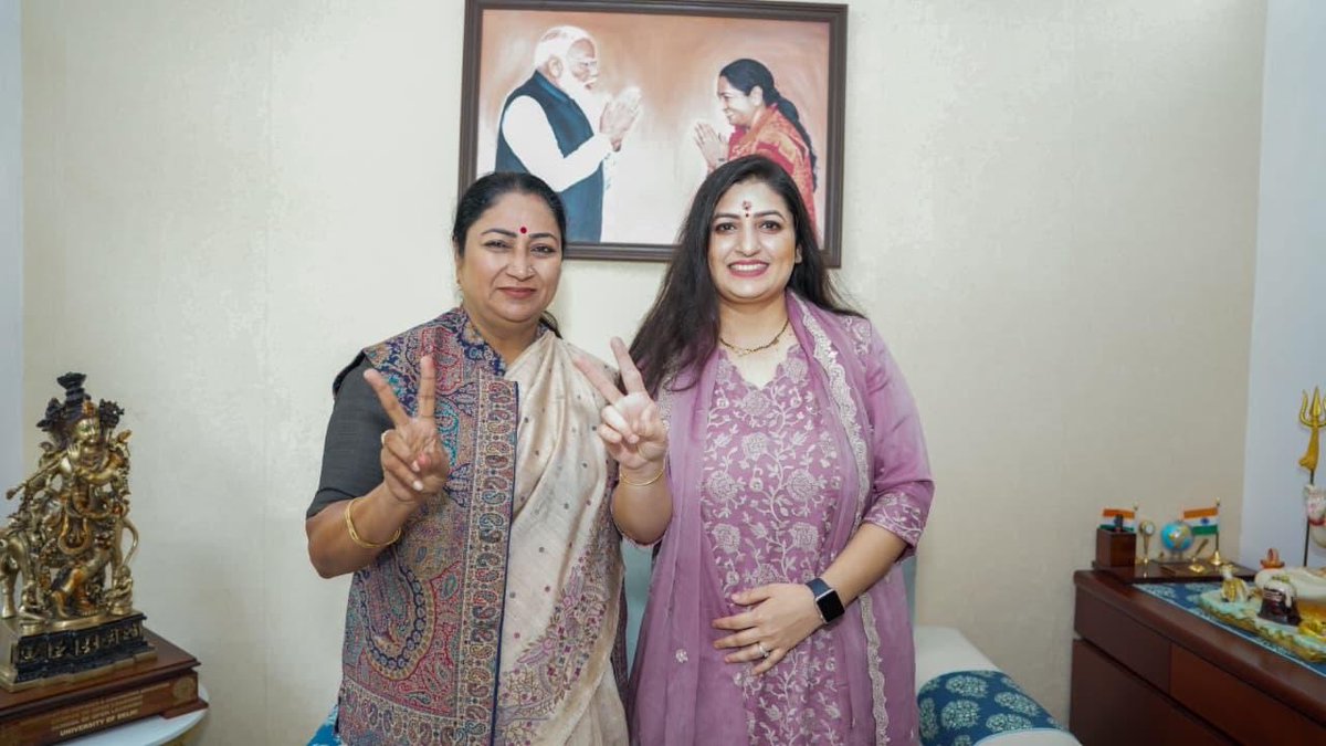 AnjumMandal's tweet photo. आज आदरणीय मुख्यमंत्री श्रीमती @gupta_rekha जी से आत्मीय भेंट कर उनका स्नेह, आशीर्वाद और मार्गदर्शन प्राप्त किया। उनके सशक्त नेतृत्व से जनसेवा और सुशासन के प्रति मेरा संकल्प और भी दृढ़ हुआ है। जनता के आशीर्वाद से #ViksitGK का लक्ष्य अवश्य पूर्ण होगा।

#mcddelhi @BJP4Delhi https://t.co/2GQzY6S9SX