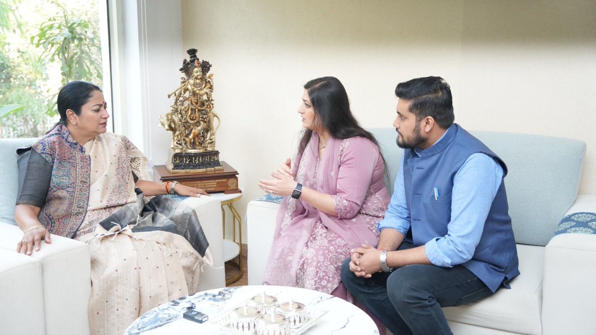 AnjumMandal's tweet photo. आज आदरणीय मुख्यमंत्री श्रीमती @gupta_rekha जी से आत्मीय भेंट कर उनका स्नेह, आशीर्वाद और मार्गदर्शन प्राप्त किया। उनके सशक्त नेतृत्व से जनसेवा और सुशासन के प्रति मेरा संकल्प और भी दृढ़ हुआ है। जनता के आशीर्वाद से #ViksitGK का लक्ष्य अवश्य पूर्ण होगा।

#mcddelhi @BJP4Delhi https://t.co/2GQzY6S9SX