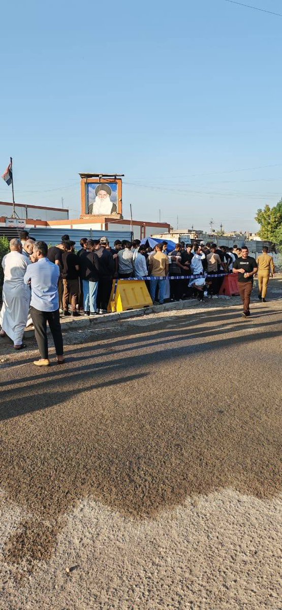 مشهد مهيب في منطقة العبيدي ازدحام كبير تحت صورة السيد الشهيد محمد صادق الصدر قدّست روحه الطاهرة المعلّقة فوق المركز الانتخابي تعبيراً عن الوفاء لنهجه ودعماً للمشاركة في الانتخابات الحاسمة التي تُرسم فيها ملامح مصير العراق الشيعي
 #مشارکون #انتخب_الصالح_والامین #الصادقون_٢٠٢