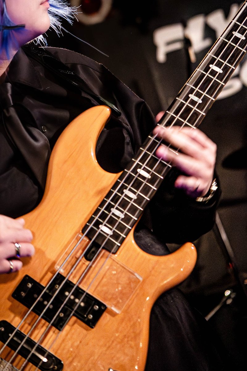 ベースの日らしいので
手の動きが素早いベース写真を集めてみた。