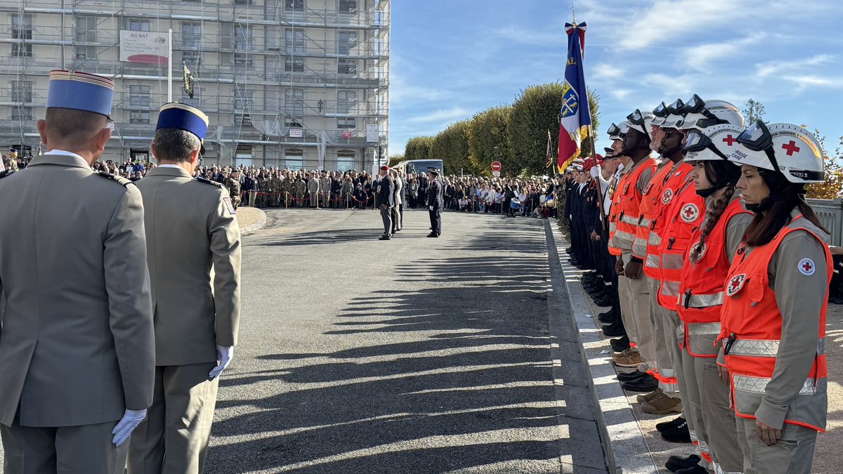 Beaucoup de monde pour la cérémonie du 11 novembre à <a href="/Ville_Pau/">Pau, Capitale Humaine</a> et notamment des élèves de collège et lycée. Bientôt sur <a href="/F3pau/">France 3 Pau Sud Aquitaine</a> #11novembre