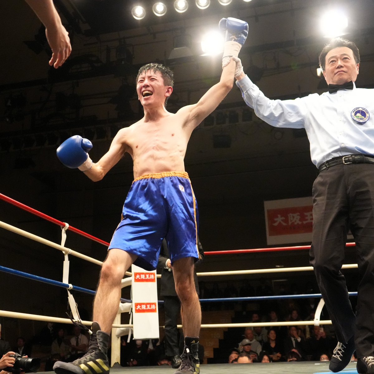 masayaito_box's tweet photo. 【38歳の初勝利】
ミニマム級4回戦
河本裕樹(FUNABASHI E-BOX)判定2-0
29歳でデビューし、2戦2敗で引退。仕事が多忙だったためだが、ずっと心残りがあった。
昨年、7年ぶりに復帰してドロー。その後、首の手術までして1勝にこだわった。 
銀行勤務。来年、39歳で「新人王をめざします」。
#初勝利物語 https://t.co/2n0alPhS6q