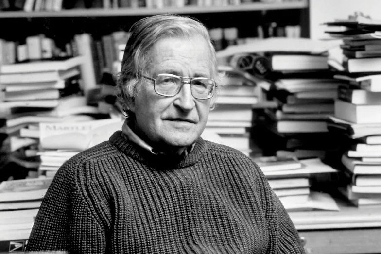 RubenHood15M's tweet image. Esto que dice Noam Chomsky es lo que pasa en la sanidad en muchas regiones de España:

"Esta es la técnica de la privatización: cortar el presupuesto para asegurarse que las cosas no funcionen, la gente se molesta, y se usa como excusa para pasarlo a manos del capital privado".