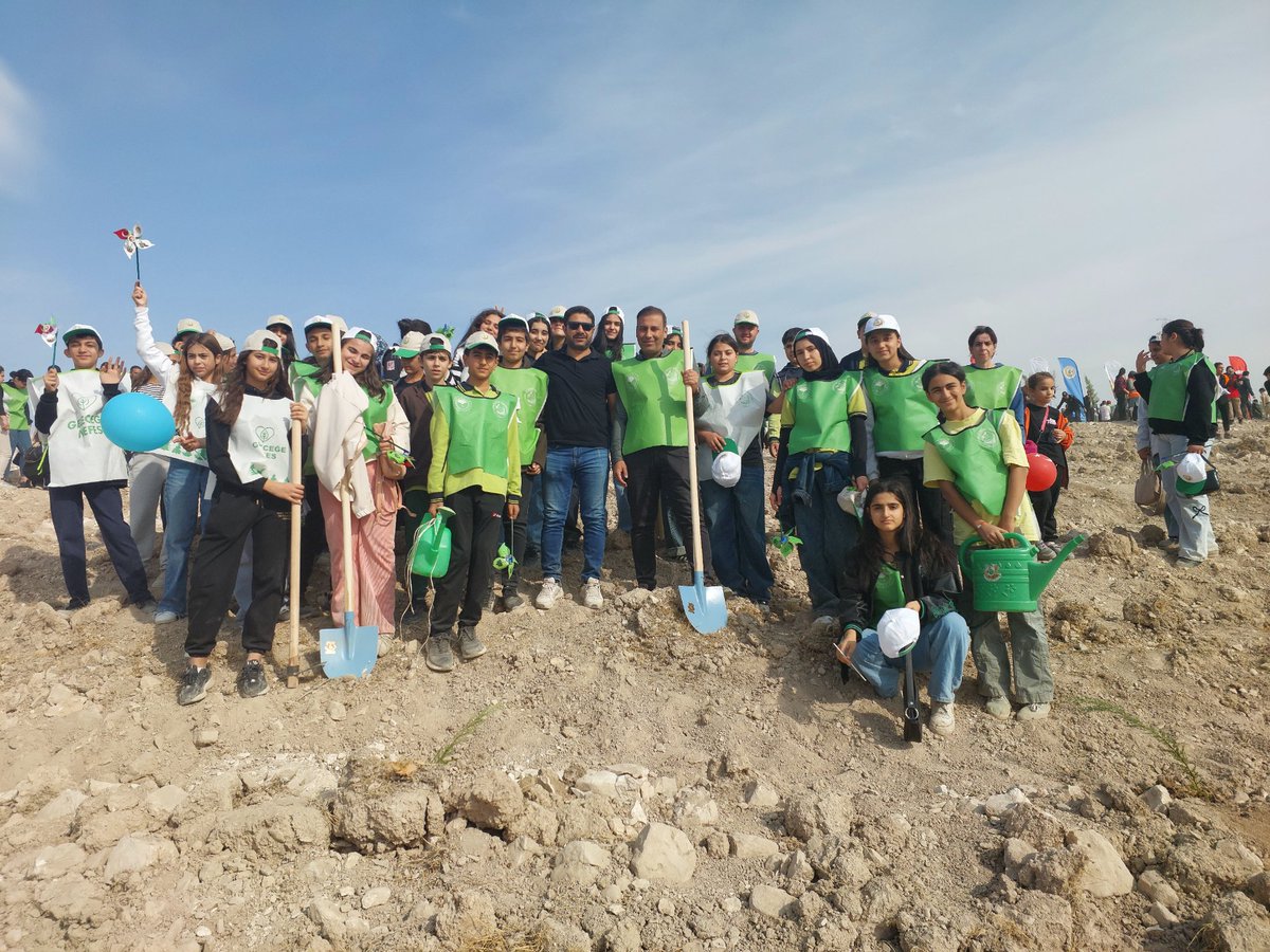 nesihnc's tweet photo. 11 Kasım Millî Ağaçlandırma Günü🌲 "Sevdamız Yeşil Vatan" şahidimiz toprak imzamız fidan.

Dikilen her fidan, aziz milletimizin sevgisiyle büyüyerek, güçlü bir Türkiye’nin umudu ve teminatı olacaktır.🌲🌳 https://t.co/c5WFdiE1nf