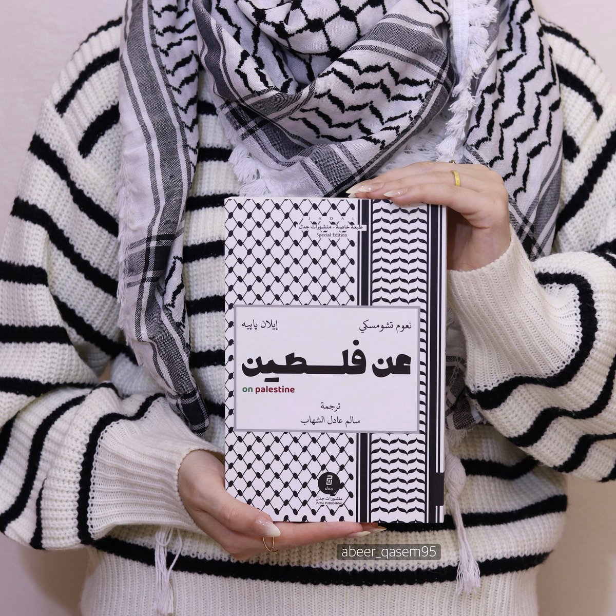 جميعنا نولد بعاطفة ؛
الكرم و الحب تجاه الآخرين موجودان في دواخلنا .
يُحركنا جميعاً الظلم و التفرقة .
جميعنا ، في الداخل ، بشر بضمائر يقظة .
__
#عن_فلسطين
#منشورات_جدل
#نعوم_تشومسكي
#إيلان_بابيه
#سالم_عادل_الشهاب