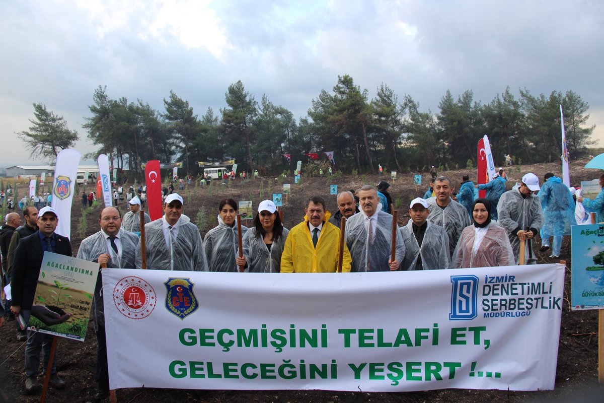 candeveci_'s tweet photo. Ormanlar sadece ağaç değil, SAĞLIKTIR / HAYATTIR / MUTLULUKTUR / HUZURDUR.

Cumhurbaşkanlığımızın himayesinde başlatılan “Yeşil Vatan Seferberliği” ile başta yangınlardan zarar gören ormanlarımız olmak üzere 1 yılda 550 milyon fidan ve tohumu toprakla buluşturma hedefi var. 

Bu vesile ile de "11 Kasım Millî Ağaçlandırma Günün de" İzmir Denetimli Serbestlik Müdürlüğü ve İzmir Orman Bölge Müdürlüğü iş birliğinde, İzmir’in Kısıkköy mevkiinde yanan ormanlık alanda anlamlı bir fidan dikim etkinliği düzenlendi. Etkinliğe İzmir Denetimli Serbestlik Müdürlüğü’nden 20 personel ve 30 yükümlü katılarak toplam 500 fidanı toprakla buluşturdu.

Genel Müdürlüğümüzün yürüttüğü "KADINA ŞİDDETE DUR DE!" projesine destek vermek amacıyla kadına yönelik şiddet sonucu hayatını kaybeden kadınlarımızın anısına da fidan dikildi. İzmir Cumhuriyet Başsavcılığı Ailenin Korunması ve Kadına Karşı Şiddet Suçları Soruşturma Bürosu ile işbirliği içinde gerçekleştirilen bu anlamlı etkinlik, hem çevre bilincinin geliştirilmesine hem de toplumsal farkındalığın artırılmasına önemli katkı sağlamış oldu.

Yanan ormanlık alanların yeniden yeşillendirilmesi, doğal yaşamın korunması, ekosistemin sürdürülebilirliği ve gelecek nesillere daha yaşanabilir bir çevre bırakılması açısından büyük önem taşır. Bu doğrultuda, ormanların bakım, onarım ve korunmasına yönelik çalışmaların artırılması ile birlikte, yeni orman alanları oluşturma faaliyetlerinin sürdürülmesi de müdürlüğümüzün gelecek perspektifi arasında yer alıyor.

@ctekurumsal 
@izmirvaliligi 
@huseyinsk23 
@aliyeldann 
@OGMgovtr 
@izmirdsm