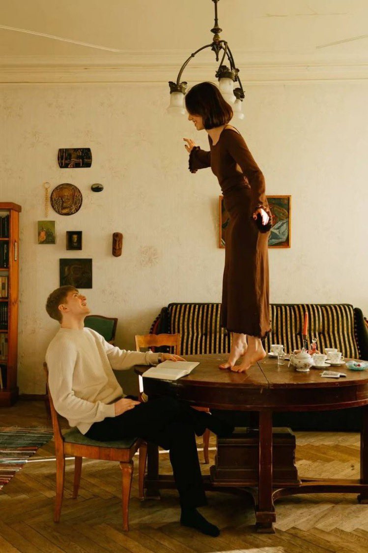 "İnsan yalnızlıktan keyif almaya başladığında, partneri ihtiyaç değil de sadece keyif için istediğinde; işte o zaman gerçek aşk ona gelebilir.."

—Carl Gustav Jung