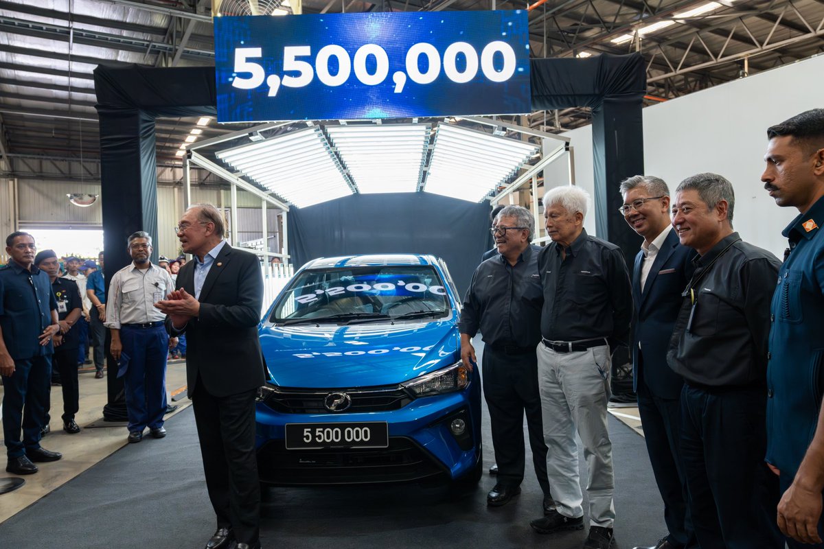 tzafrul_aziz's tweet photo. 🔥 5.5 JUTA UNIT! Tahniah PERODUA! 🇲🇾

5.5 juta unit kenderaan telah dikeluarkan oleh PERODUA! Pencapaian luar biasa ini bukti kukuh bahawa industri automotif nasional kita mampan dan berdaya saing. PERODUA, sebagai syarikat kereta tempatan terbesar, kini menyumbang hampir 44% daripada keseluruhan jualan kenderaan di Malaysia dan telah menjana lebih 400,000 peluang pekerjaan dalam ekosistem automotif negara!

Kerajaan akan terus menjadi pemudah cara strategik untuk memastikan PERODUA dan industri automotif kekal di hadapan. Syabas warga PERODUA! Teruskan inovasi dan kualiti! 💪🚗

#TZA #MITIMalaysia #PemacuPotensiGlobal #MADANIBekerja