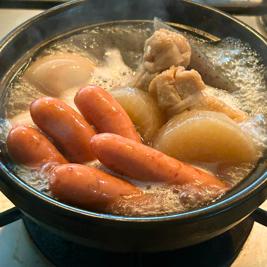 marudai_wanpaku's tweet image. アツアツおでんが食べたくなる季節。燻製屋熟成ウインナーをおでんに入れると、パリッと食感と、噛んだ瞬間口いっぱいに広がるジューシー感が楽しめます。満足感がUPする、優秀なおでん具材なんです。おでんには燻製屋ウインナーを入れますよね？
入れます…よね？👀（圧）