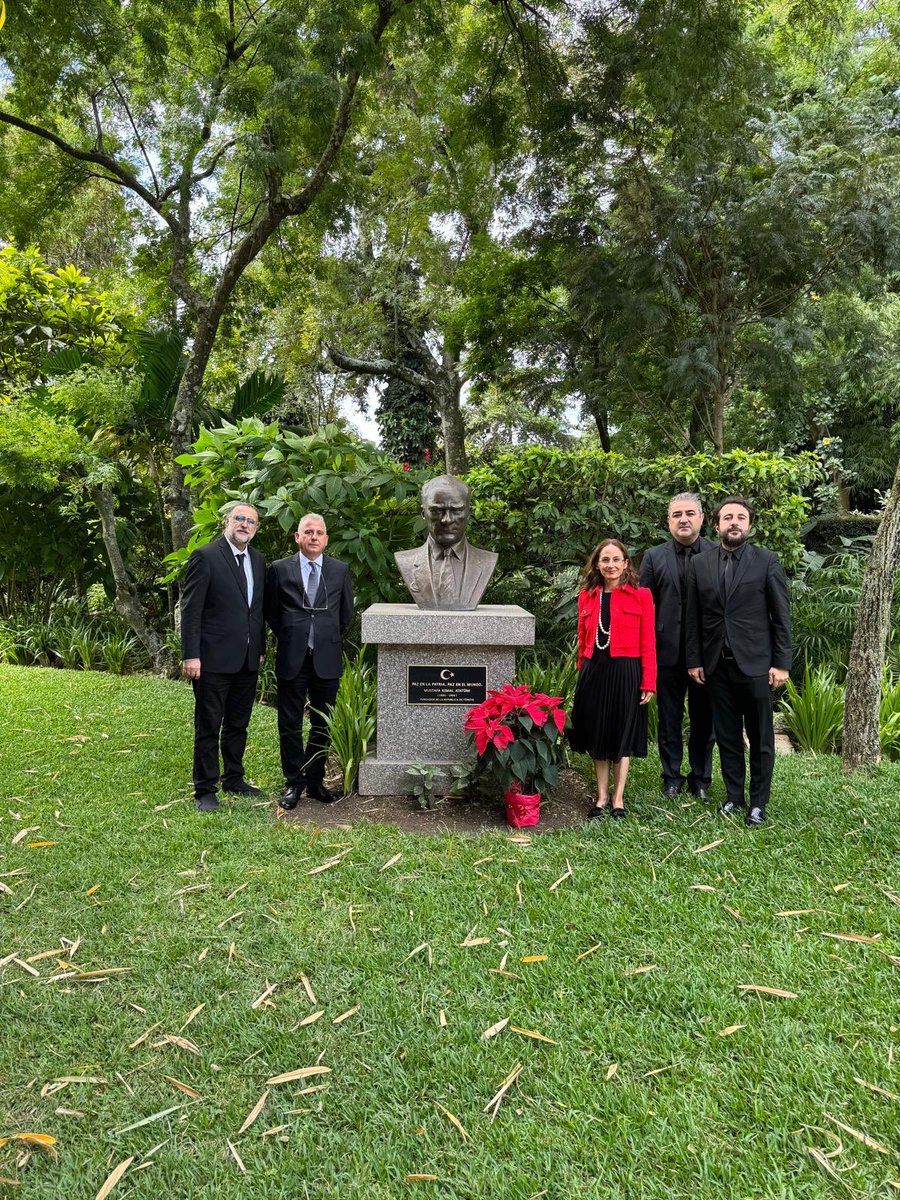 El grupo Alla Turca Ornamenti frente al busto de Mustafa Kemal Atatürk en el Ministerio de Relaciones Exteriores de Guatemala. 
🇹🇷🤝🇬🇹 
<a href="/MinexGt/">MINEX Guatemala 🇬🇹</a>