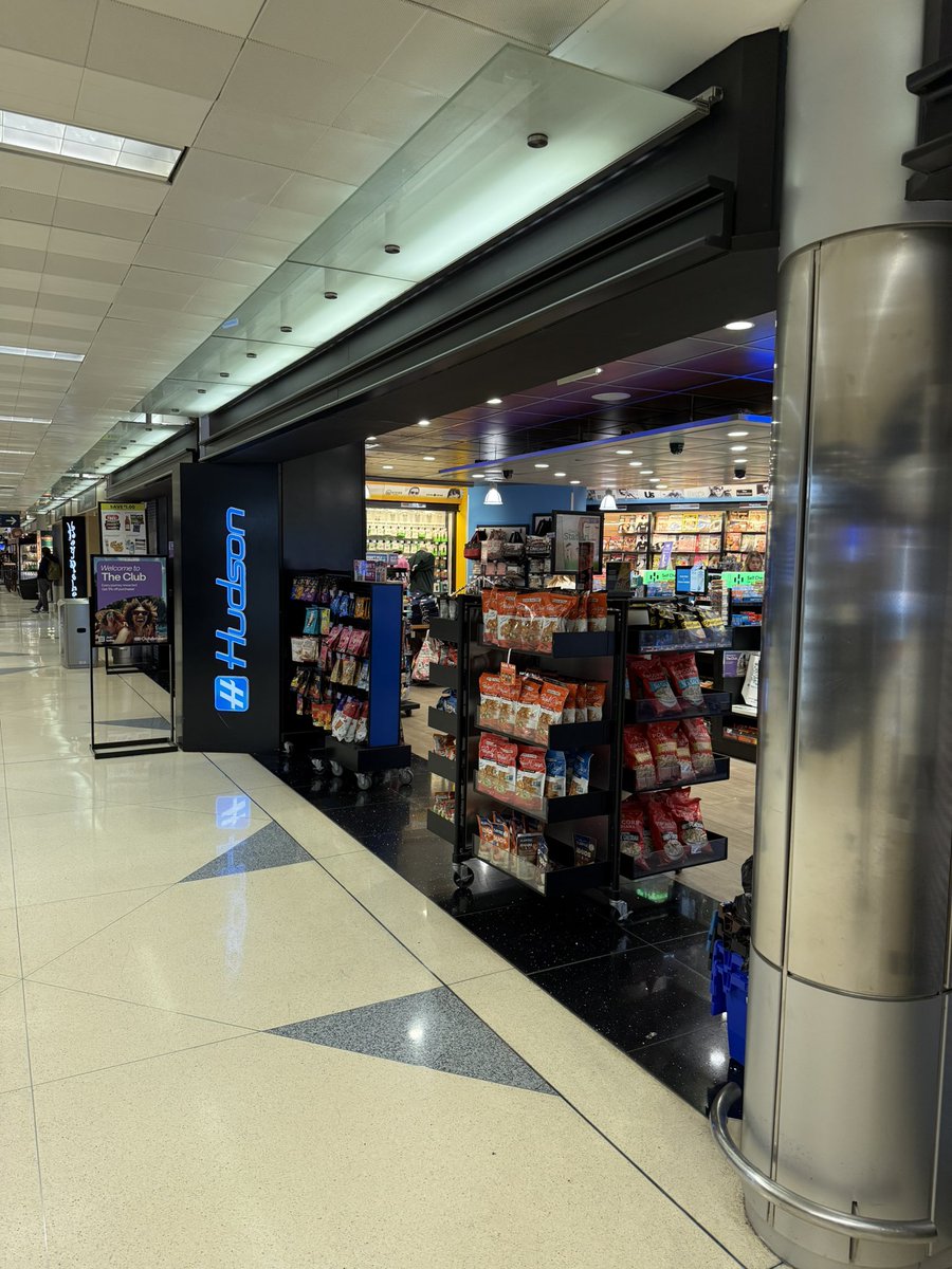 BretBaier's tweet image. If you’re at Chicago @fly2ohare airport - the Hudson in terminal 2 — has signed books — I was feeling it this morning.  Enjoy!  😉.