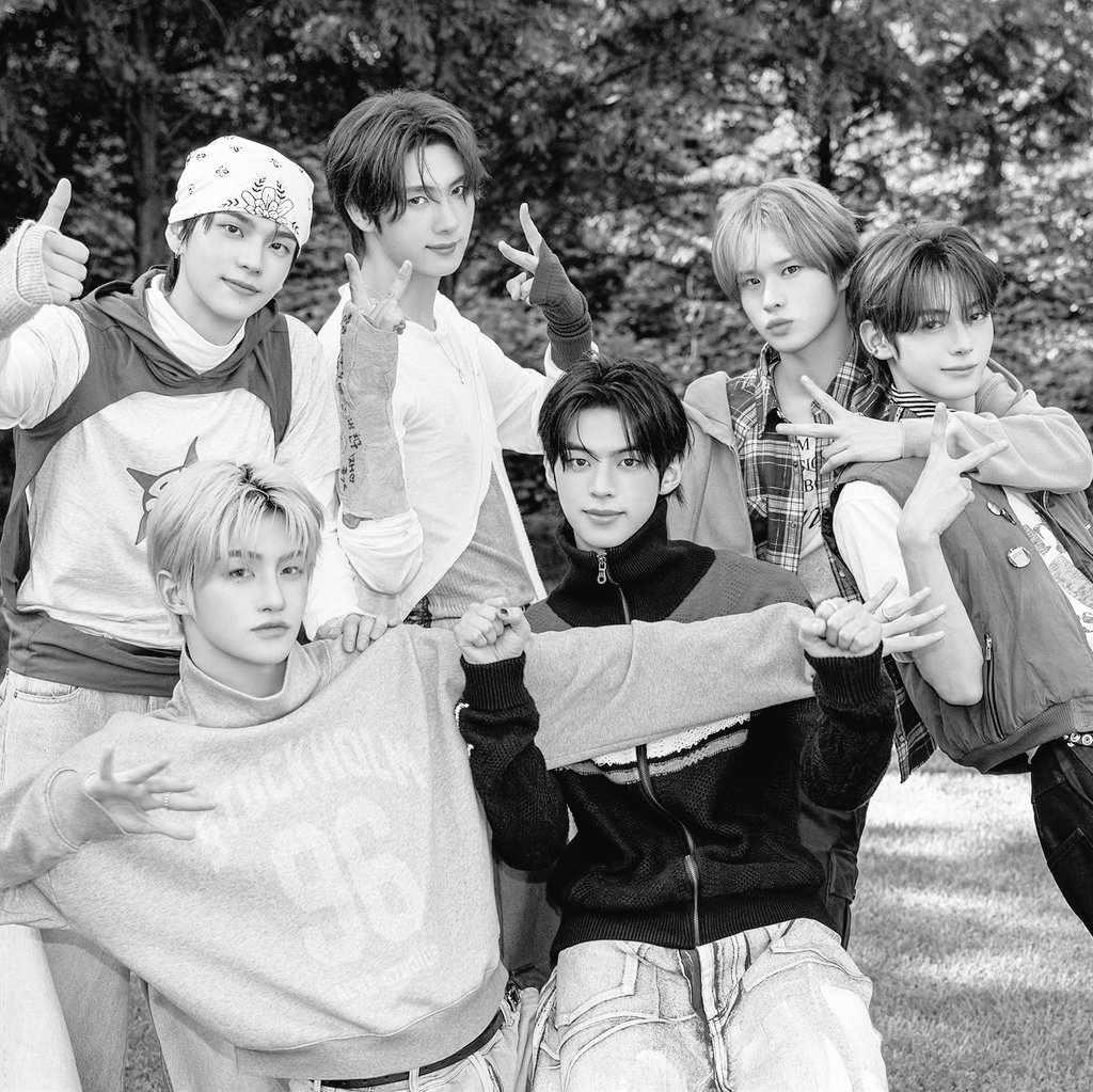 —Safe Place
"𝘑𝘢𝘯𝘨𝘢𝘯 𝘭𝘦𝘱𝘢𝘴𝘬𝘢𝘯 𝘵𝘢𝘯𝘨𝘢𝘯𝘬𝘶, 𝘺𝘢?" 𝘬𝘢𝘵𝘢 𝘚𝘩𝘪𝘯𝘺𝘶.

𝘑𝘪𝘩𝘰𝘰𝘯 𝘮𝘦𝘯𝘨𝘢𝘯𝘨𝘨𝘶𝘬. "𝘑𝘢𝘯𝘨𝘢𝘯 𝘵𝘪𝘯𝘨𝘨𝘢𝘭𝘬𝘢𝘯 𝘢𝘬𝘶... 𝘵𝘰𝘭𝘰𝘯𝘨..."

"𝘛𝘪𝘥𝘢𝘬 𝘢𝘬𝘢𝘯. 𝘈𝘬𝘶 𝘫𝘢𝘯𝘫𝘪."

archiveofourown.org/works/74032586