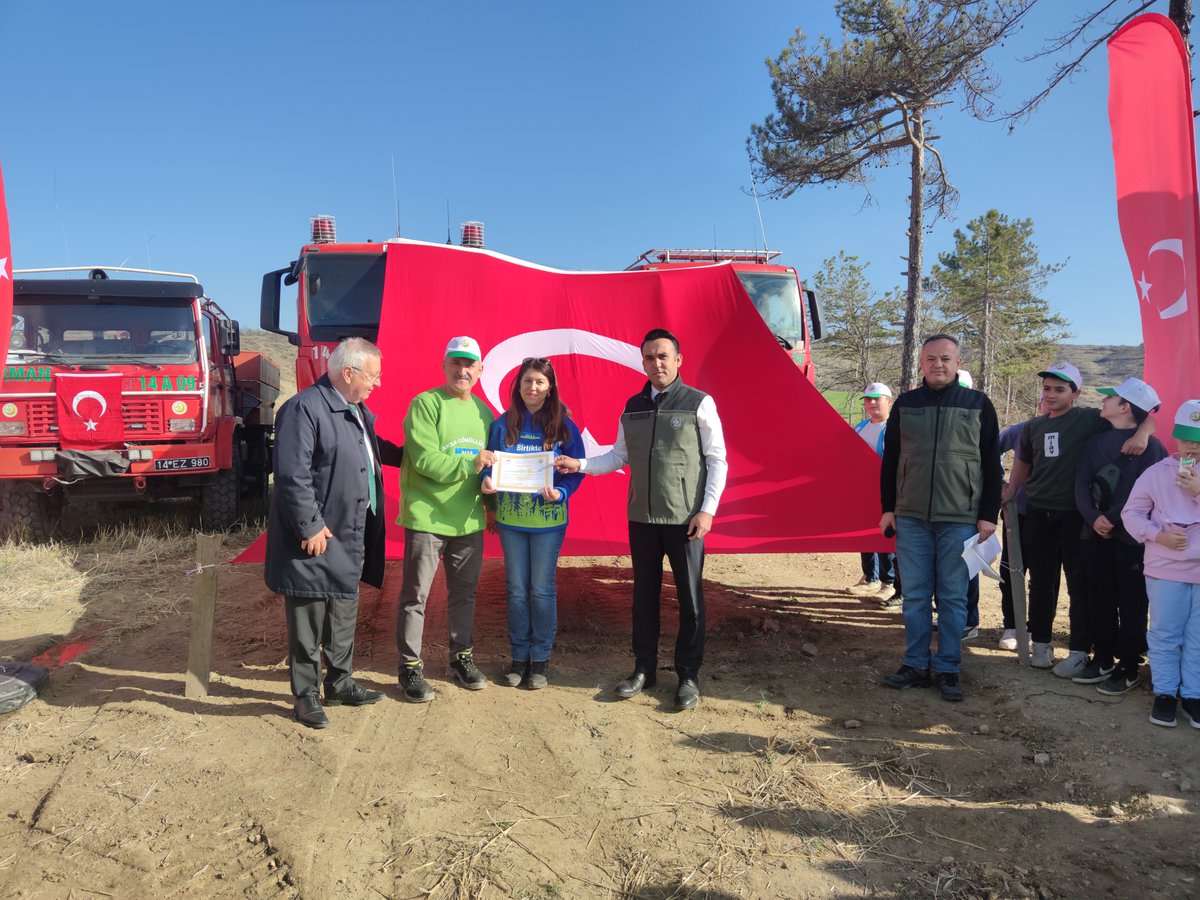 💧 🌲 💧 

📍Dedeler Köyü 

Kaymakamımız Sayın Talha BATTAL, Belediye Başkanı Sn. Ali ORAL, ilçe protokolü ve halkımızın katılımıyla 11 Kasım Milli Ağaçlandırma Günü münasebetiyle Dedeler Köyü - Gürmen mevkiinde düzenlenen fidan dikim programına katıldı.