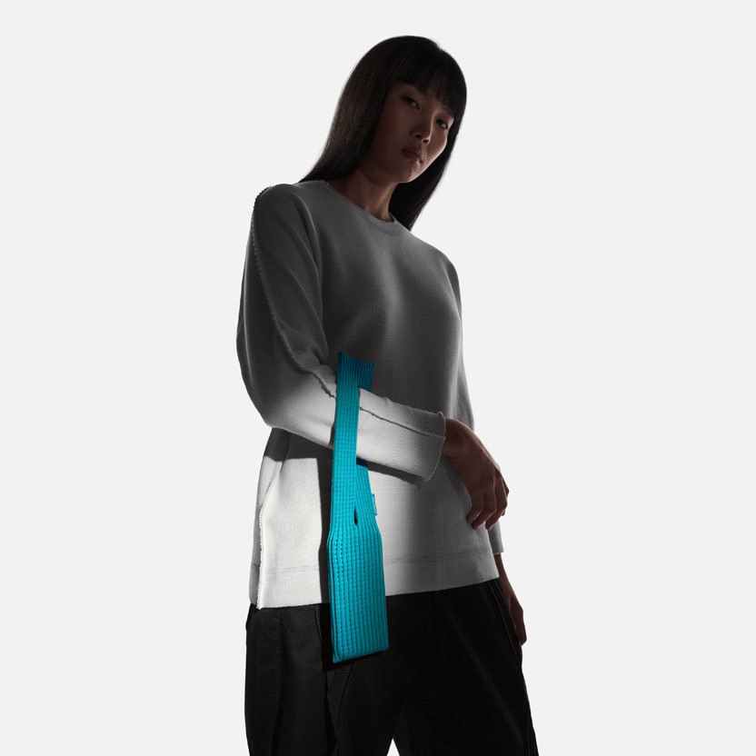 nhtechid's tweet photo. Apple X Issey Miyake

Baru saja Apple mengumumkan accessories "limited-edition" terbaru bersama Issey Miyake, iPhone Pocket.

14 November aman tersedia di Apple Store Shanghai, Hong Kong, Tokyo, Paris, Seoul, Singapore, Milan, London, New York City, &amp; Taipei.

US$149.95 &amp; 229.95 https://t.co/tVy7ZJAPNs