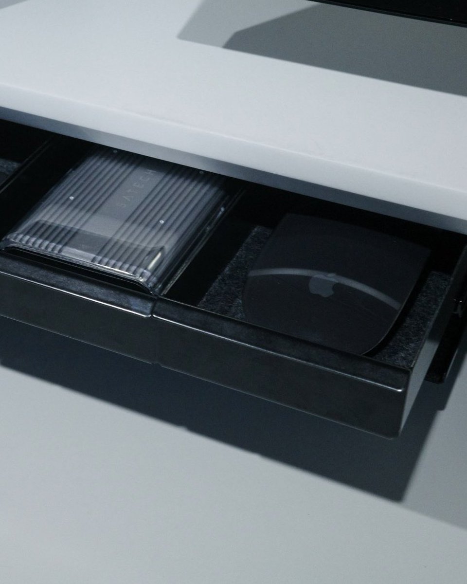 <a href="/SHO_256_/">Sho</a> さんのデスク。2段に連結したSystem Trayの上段には、System Tray SaucerのSサイズを4つ設置し、PC周辺機器を収納。下段はトレイとして、iPadを収めています。System Trayを導入したことで、さまざまな仕事道具にアクセスしやすい環境に改善されたといいます。