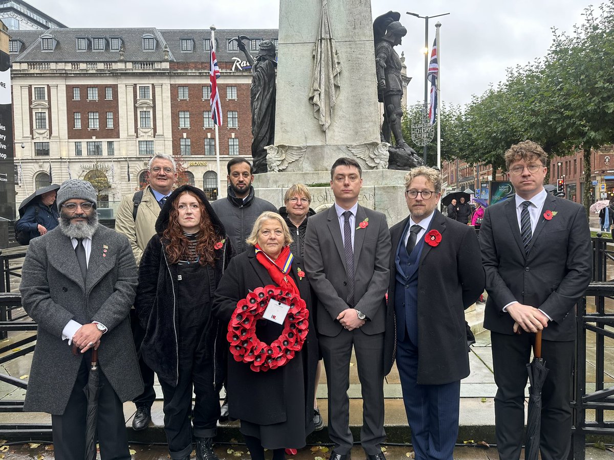 This morning, I laid a wreath on behalf of Leeds City Council at Victoria Gardens to mark Armistice Day. 

I’m grateful to everyone who attended a Remembrance service today and over the weekend. It’s vital that continue to honour those who sacrificed their lives for our freedoms.