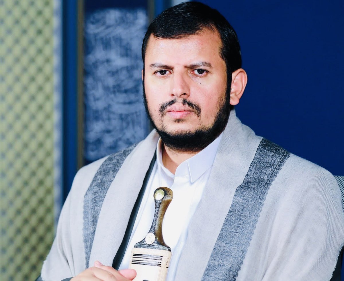 لو كان السيد  القائد 
عبدالملك بدر الحوثي قبل بالشروط الامريكيه والصهيونيه  والسعوديه الاماراتيه 
كان سلموه كل اليمن من وقت مبكر ورموا المرتزقه في براميل النفيات 
لو كان قبل بشروطهم واملاءتهم 
كان  اليوم في البيت الابيض يستقبل بالورود ويرفع اسمه واسم رفاقه من قائمه الارهاب 
لكن