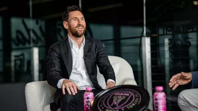 barcastuff_idn's tweet photo. Apakah ada pesan terutama untuk penggemar Barca?

Messi : "Saya sangat menantikan untuk pergi ke sana. Kami sangat merindukan Barcelona. Istri dan anak-anak saya selalu membicarakan Barcelona, ​​tentang gagasan untuk tinggal di sana lagi. https://t.co/aKCAG6wlop