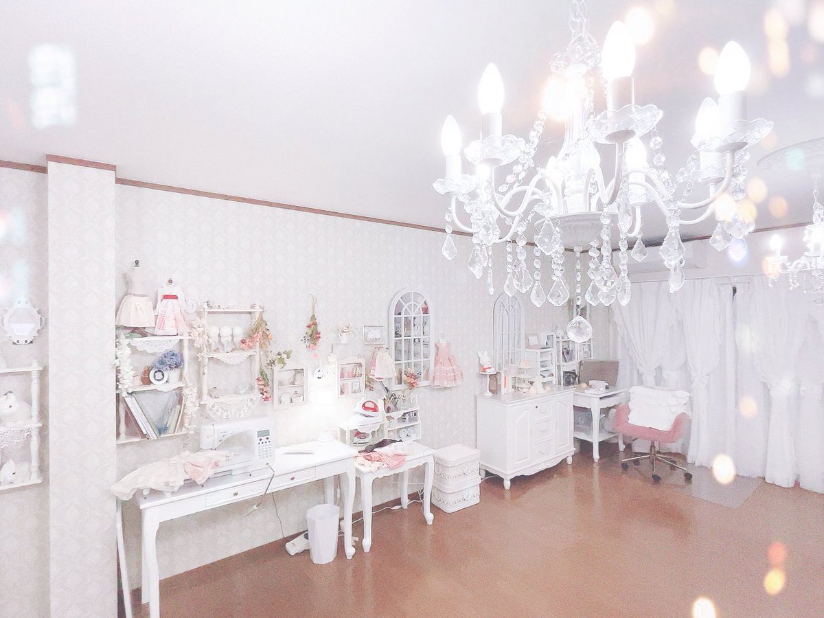 #ディーラーさんの作業環境が見たい

シャンデリアかわいい
あんまり身の回りにいろんなものがあるとワー!⤵️⤵️ってなるタイプなので、資材系は死角になる場所に置いたキャビネットに収納してるんですが、やっぱりすぐ取り出せた方が便利だなとも思うので家具増設予定