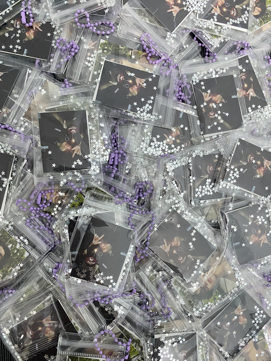 fforcewm's tweet photo. i’ll be handing out some freebies at the concert venue. see you there!

- limited quantities (fcfs).

date : 15/11
location: zepp kl
time: tba

open for trade (expect slow response)

@jeffsatur @studio_onsaturn 
#JeffSaturInKL #RedGiantTourInKL https://t.co/khD508BOov