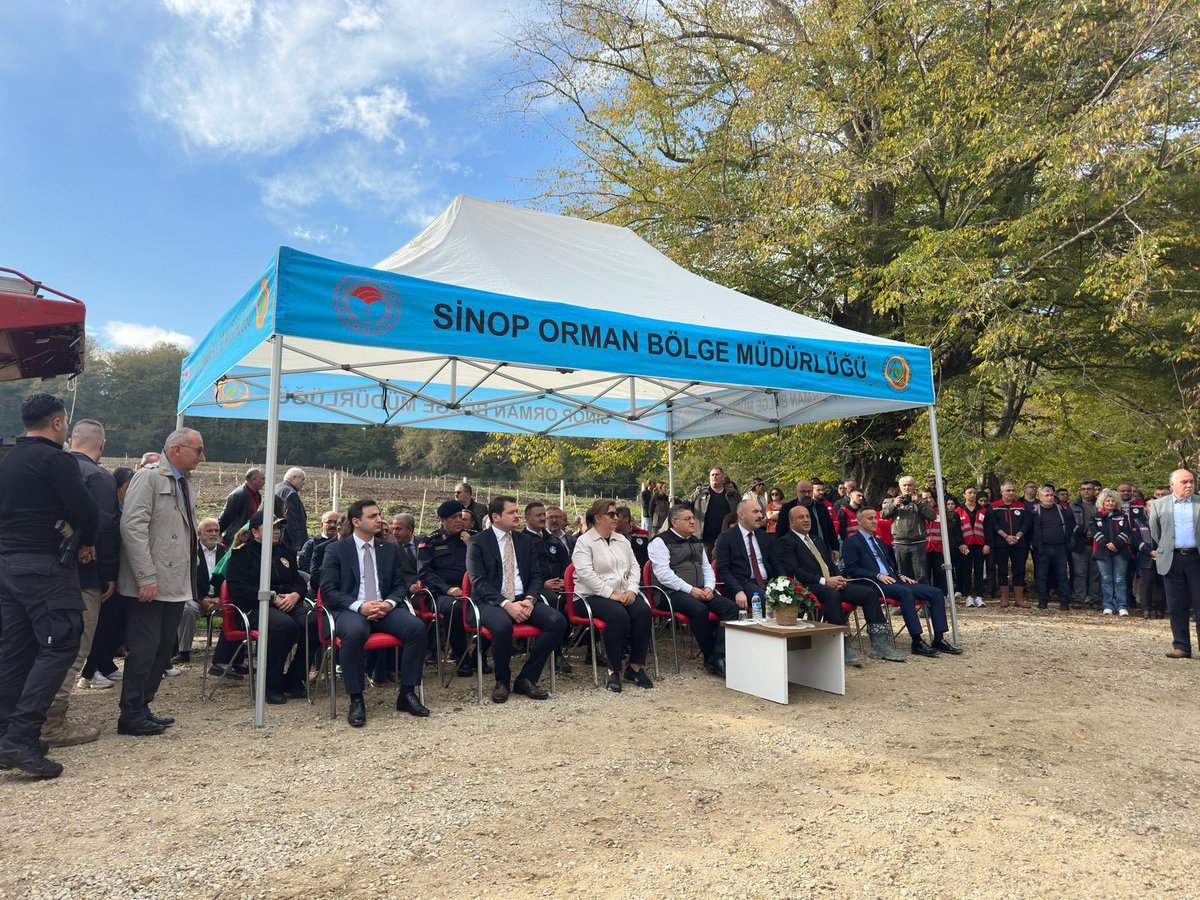 Toprağa değen her fidan, geleceğe bırakılan bir selamdır.

Cumhurbaşkanlığımızın himayelerinde, Tarım ve Orman Bakanlığımız koordinasyonunda 11 Kasım Milli Ağaçlandırma Günü kapsamında ilimizde Sinop’un 9 farklı noktasında fidan dikimleri gerçekleştirildi.