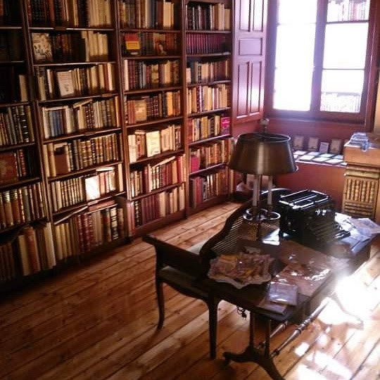 Las librerías son refugio, milagro, misterio, luz... Ve hoy a tu librería, y mañana también... 
#diadelaslibrerias #díadelaslibrerías #librerías