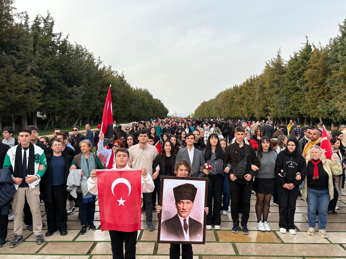 10 Kasım 2025'te Türk Milleti her yaştan vatandaşıyla Atatürk'e bağlılıkta birleşti. 

Bu tablo iç cephemizi bölmeye, Atatürk'e dil uzatarak milleti birbirine kışkırtmaya kalkanların yüzüne atılan bir tokat oldu.

Bir avuç Atatürk düşmanı provokatörün kışkırtmaları tarihin