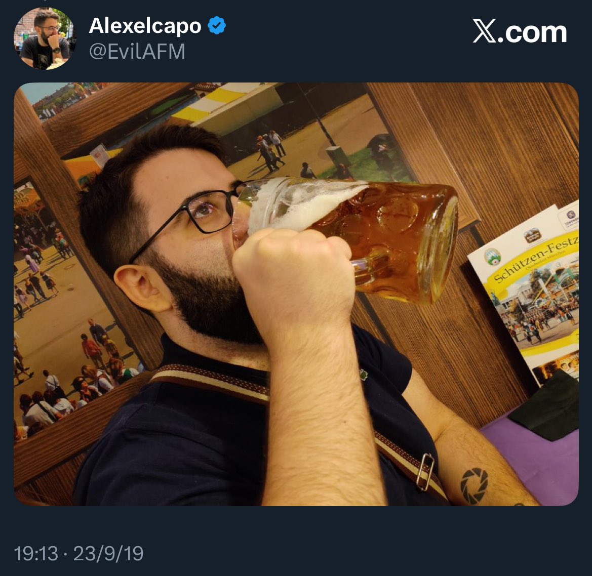 Gelintor's tweet photo. La cerveza es inflamatoria y estrogénica, por eso el average virgin “mira mi estantería con colección de cervezas IPA” es un gordo tetón y el average chad “tengo una bodega en casa con varios vinos” es un espartano. Escoge tu camino, joven español: https://t.co/E6J8NNDCBo