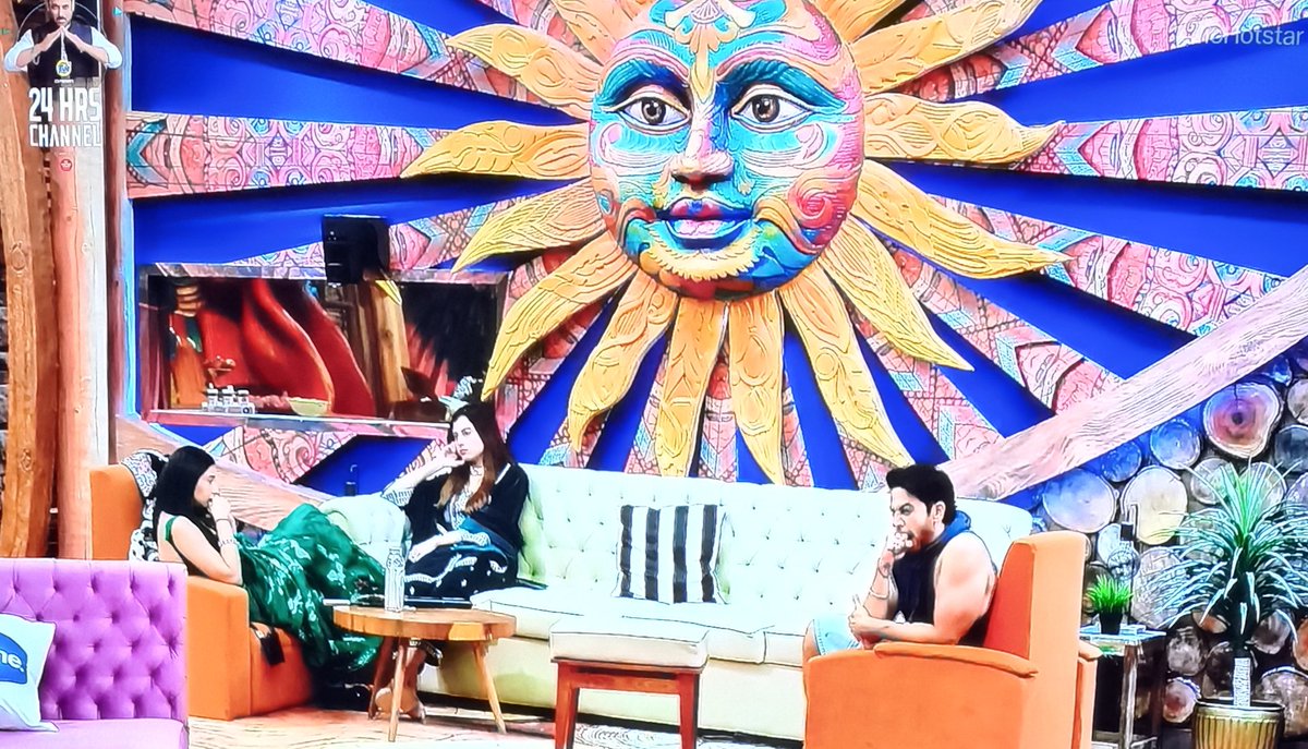 When he sit with #TanyaMittal difference is clear even in knowledge
Tanya Class♥️ 
meets
 Gauri Crass🤧
Obivious frustraion leads to Show her down each and every point 🤧
#BB19 
#BiggBoss19