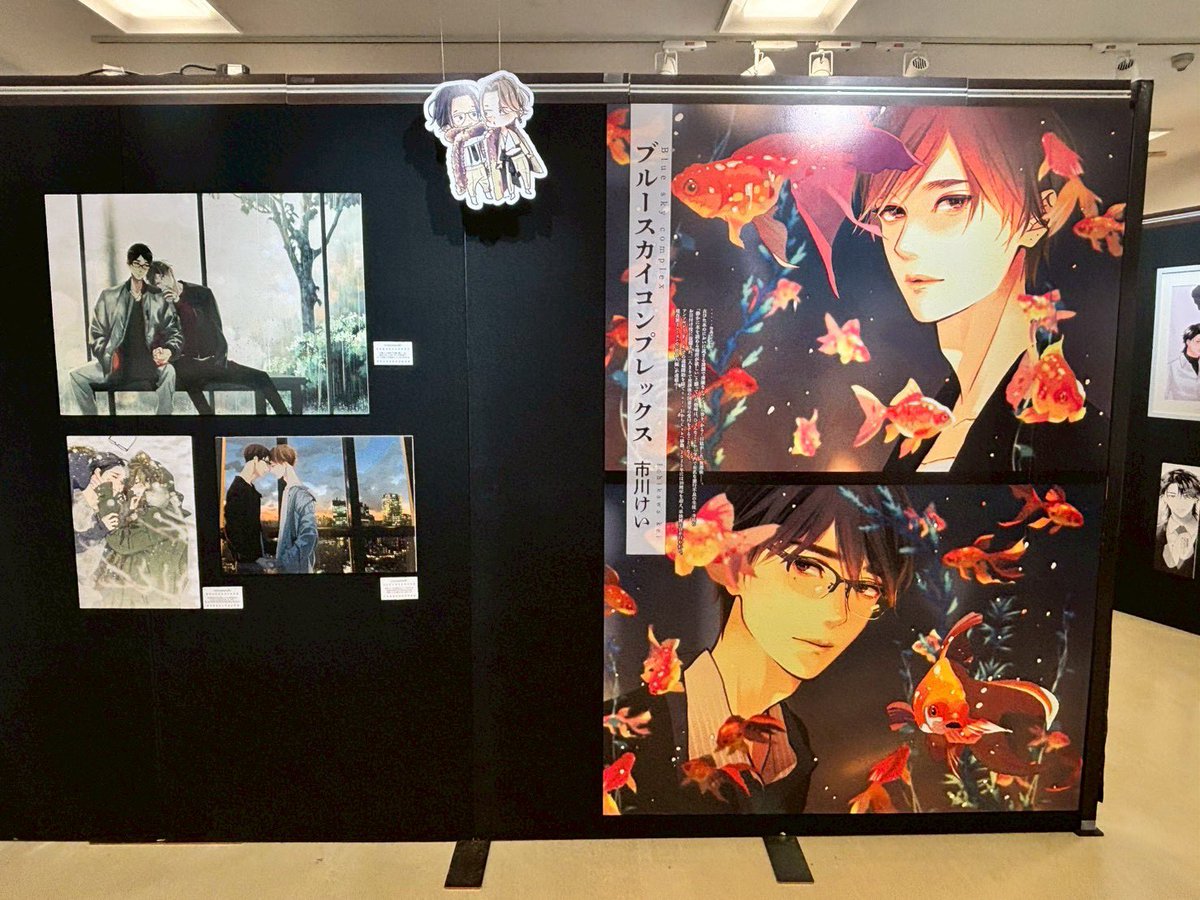 cab_vol_100_ex's tweet photo. <#Cab100展 POINT🔍>
#ブルースカイコンプレックス
1話分のアナログ原稿展示が見所‼️
本来原稿にはセリフが入っていませんが、展示にあたり市川先生が文字を入れてくださりました❣️
目に焼き付けてくださいね👀🔥
Gケース���のアナログ原稿執筆道具と、ネタ帳、プロット&amp;ミニネームも超必見です✨ https://t.co/J8YiNBe8fQ